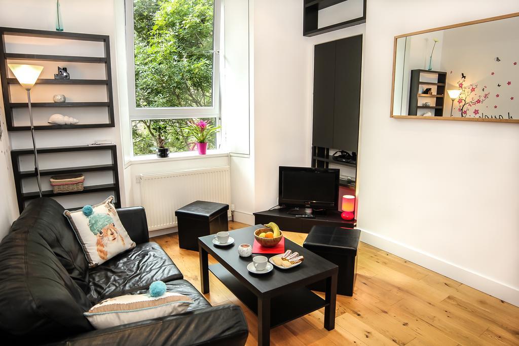 Chic & Bright Flat Near Holyrood Park Apartment เอดินบะระ ห้อง รูปภาพ